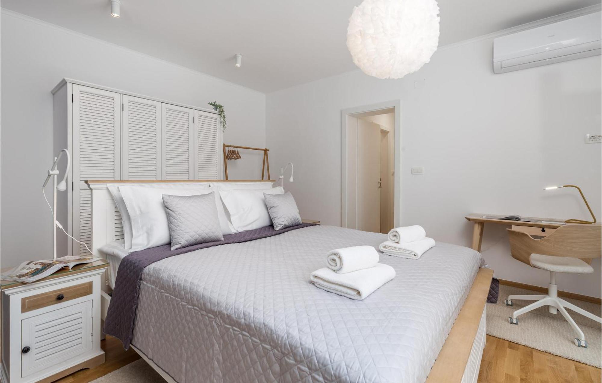 Amazing Apartment In Mali Losinj With Wifi Екстериор снимка
